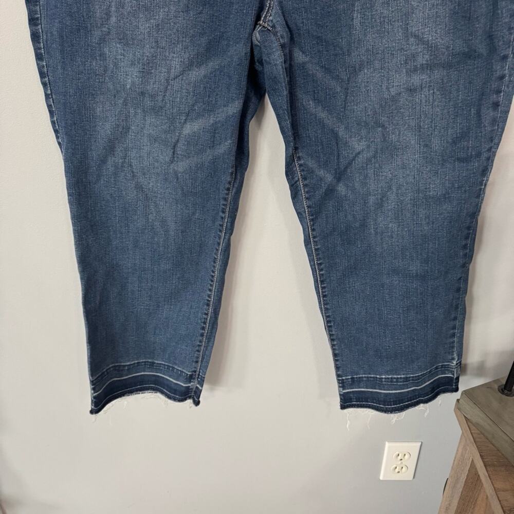 Time and Tru High Rise Medium Wash Capris Jeans Women’s Plus Size 20 W - Picture 3 of 7